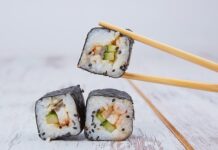 W czym moczy się sushi?