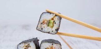 W czym moczy się sushi?