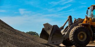 5 skutecznych sposobów na zwiększenie bezpieczeństwa koparko-ładowarki